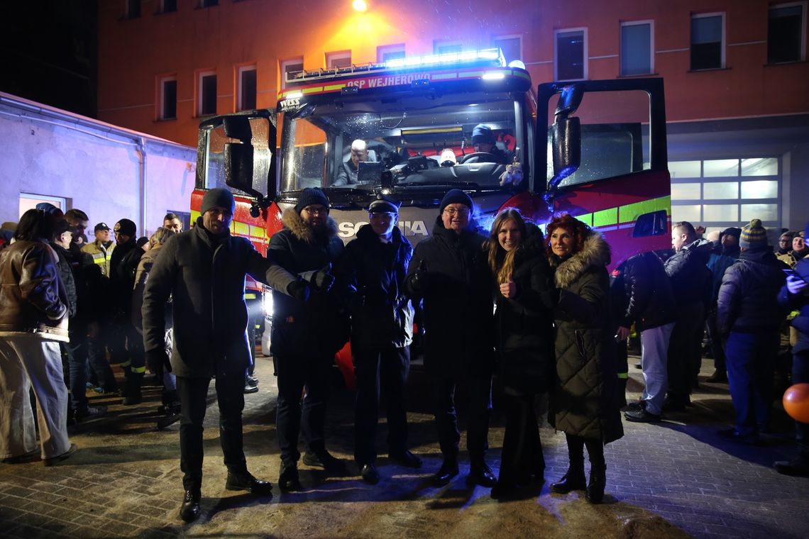 Parada aut, fajerwerki i tłumy przy OSP. Strażacy z Wejherowa mają nowy wóz!
