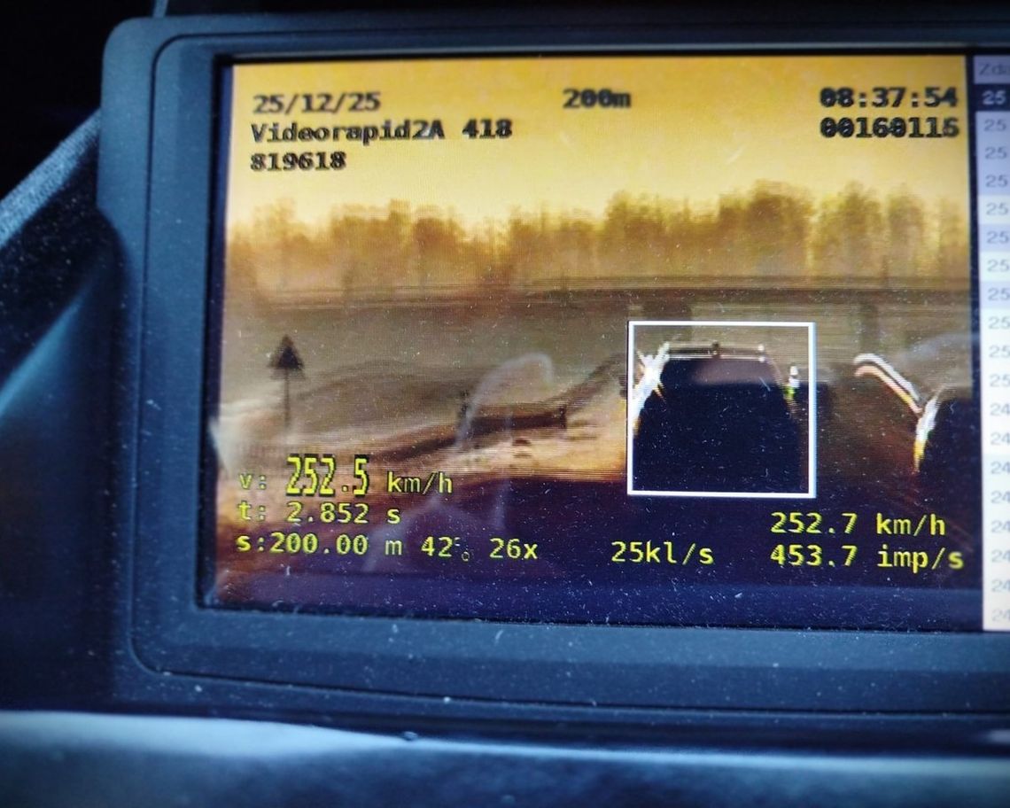 Pędził ponad 250 km/h, bo spieszył się na samolot. Mandat? Z górnej półki
