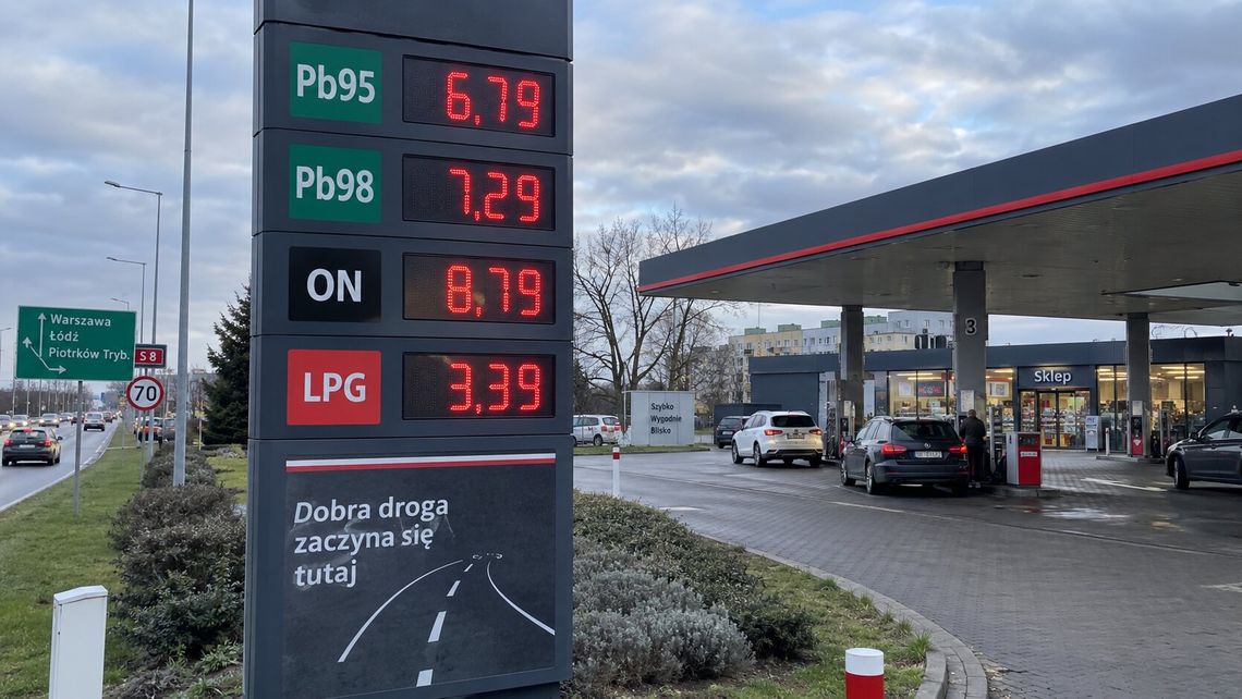 Pełny bak droższy nawet o 78 zł. Nowa prognoza cen paliw mocno uderza w kierowców Pełny bak droższy nawet o 78 zł. Nowa prognoza cen paliw mocno uderza w kierowców