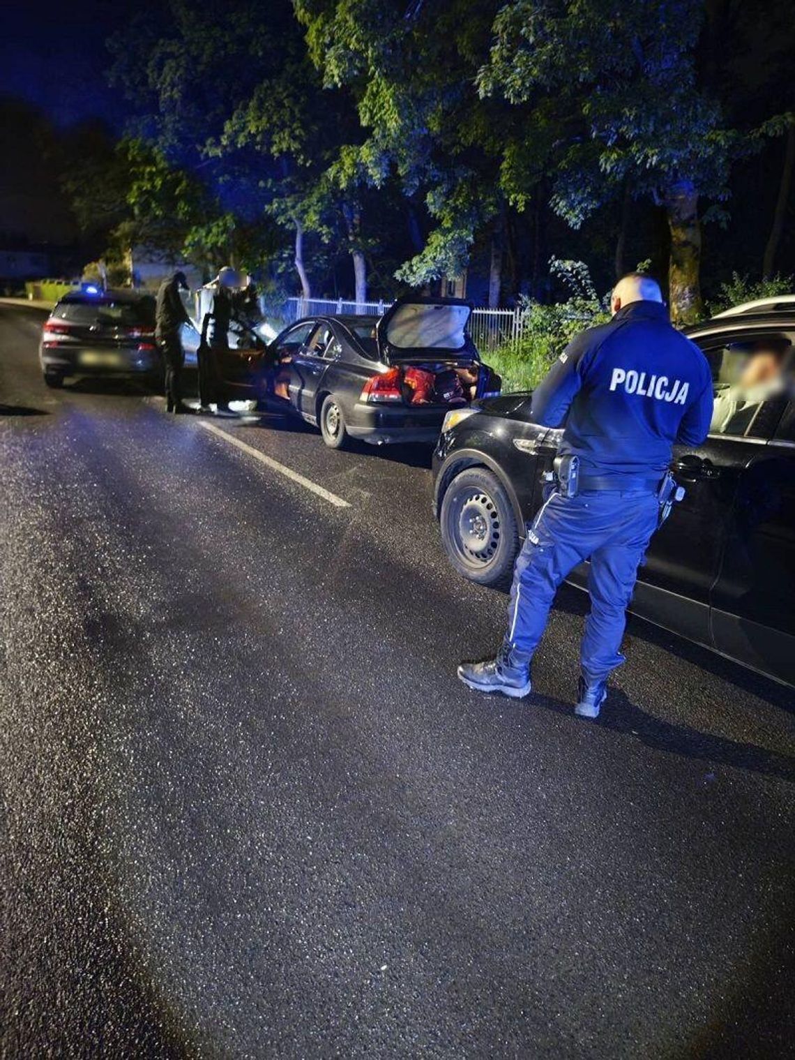 policjanci kontrolujący pseudokibiców, którzy chcieli wykonać nielegalne graffiti w Pelplinie