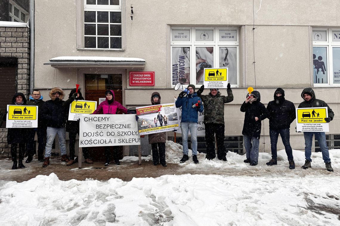 Głośny protest i petycja. Blokowali drogę, bo domagają się budowy chodnika Wejherowo: Głośny protest i petycja. Mieszkańcy dwóch miejowości od lat walczą o chodnik