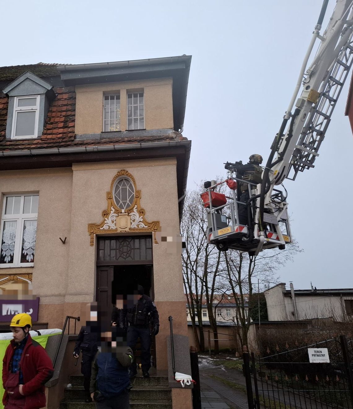 Pięć godzin przetrzymywał kobietę w mieszkaniu w Lęborku. Akcja antyterrorystów Pięć godzin przetrzymywał kobietę w mieszkaniu w Lęborku. Akcja antyterrorystów