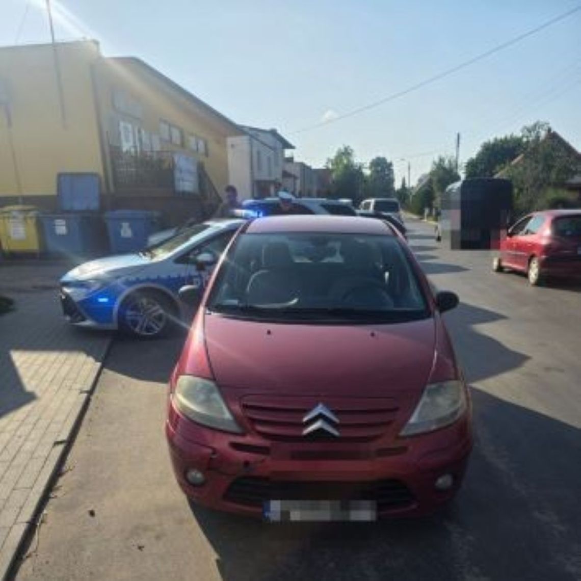 Pijany kierowca zatrzymany w Glinczu. Uderzył w samochód policjanta