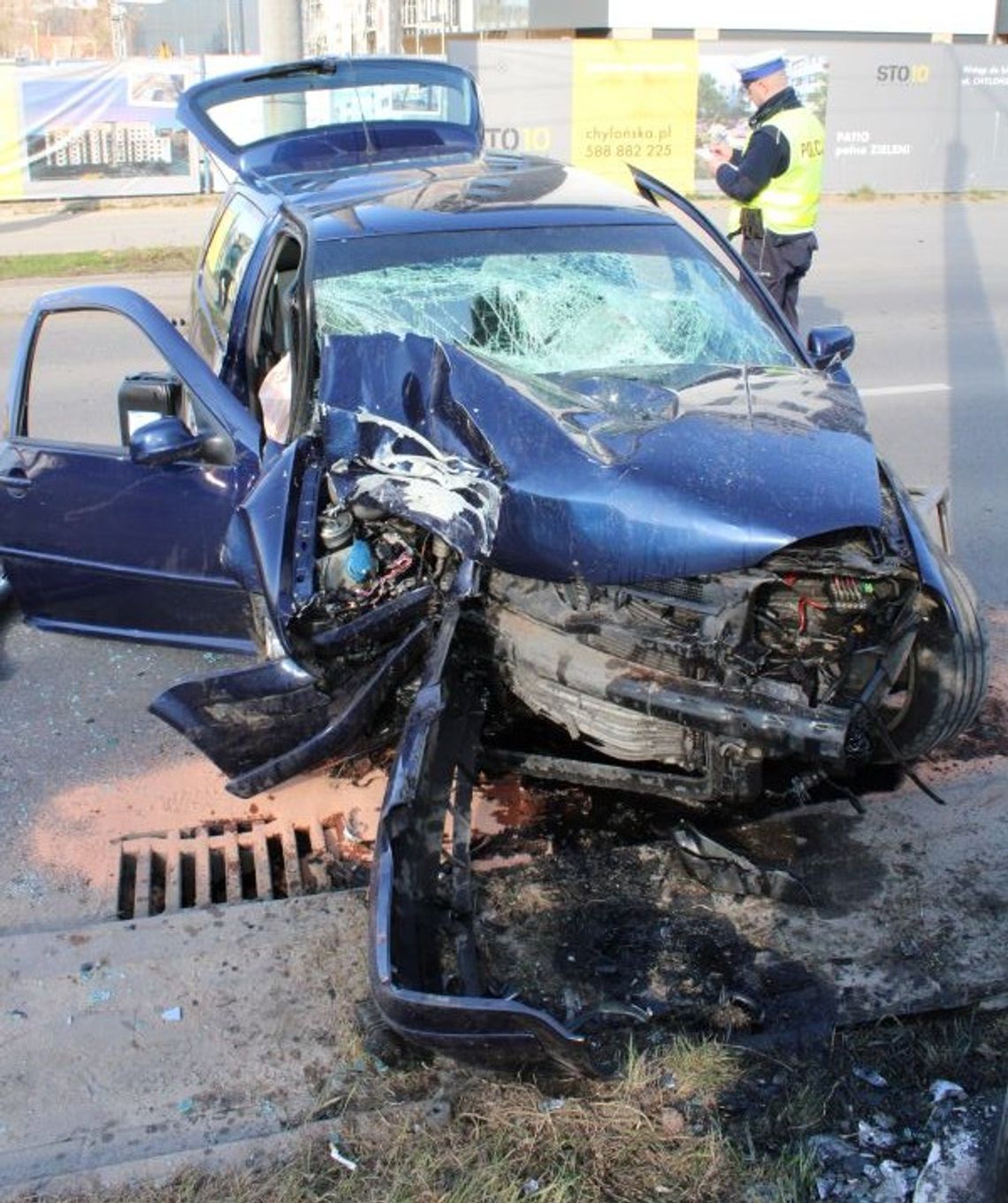 Pijany uderzył w słup, kierował z trzema zakazami. Policja wnioskuje o wydalenie go z Polski