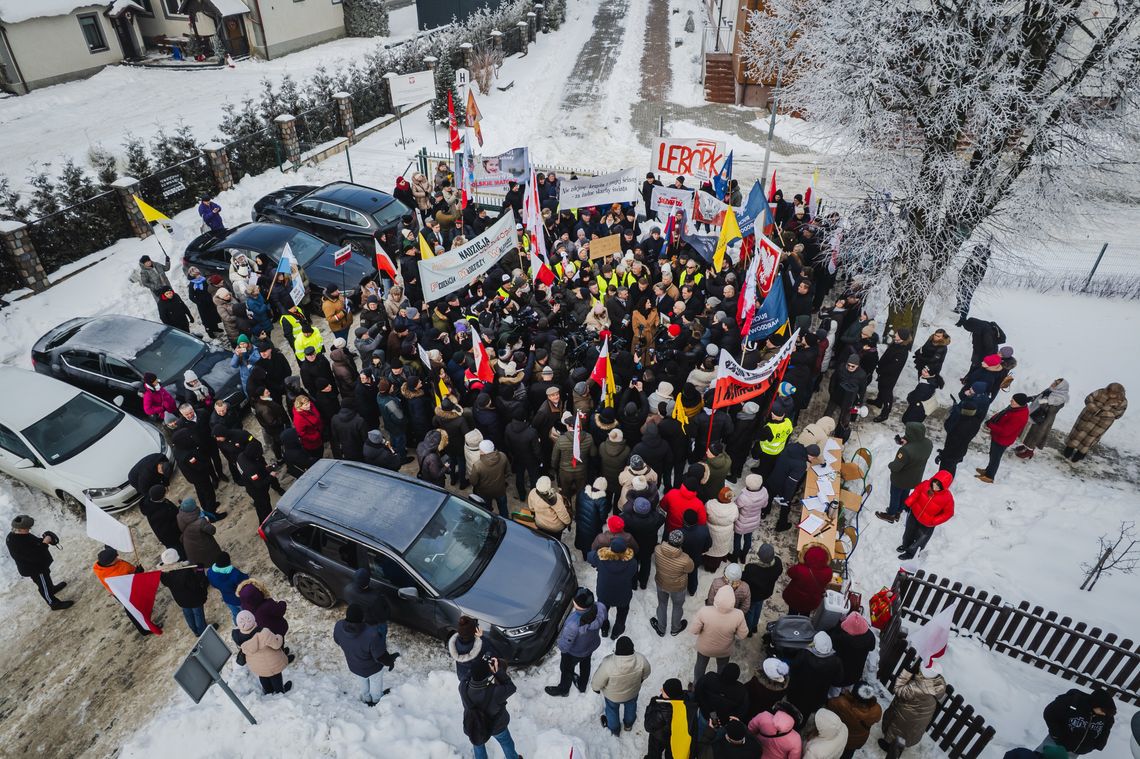 Pikieta w Kielnie w obronie krzyża w szkole. Nauczycielka zawieszona