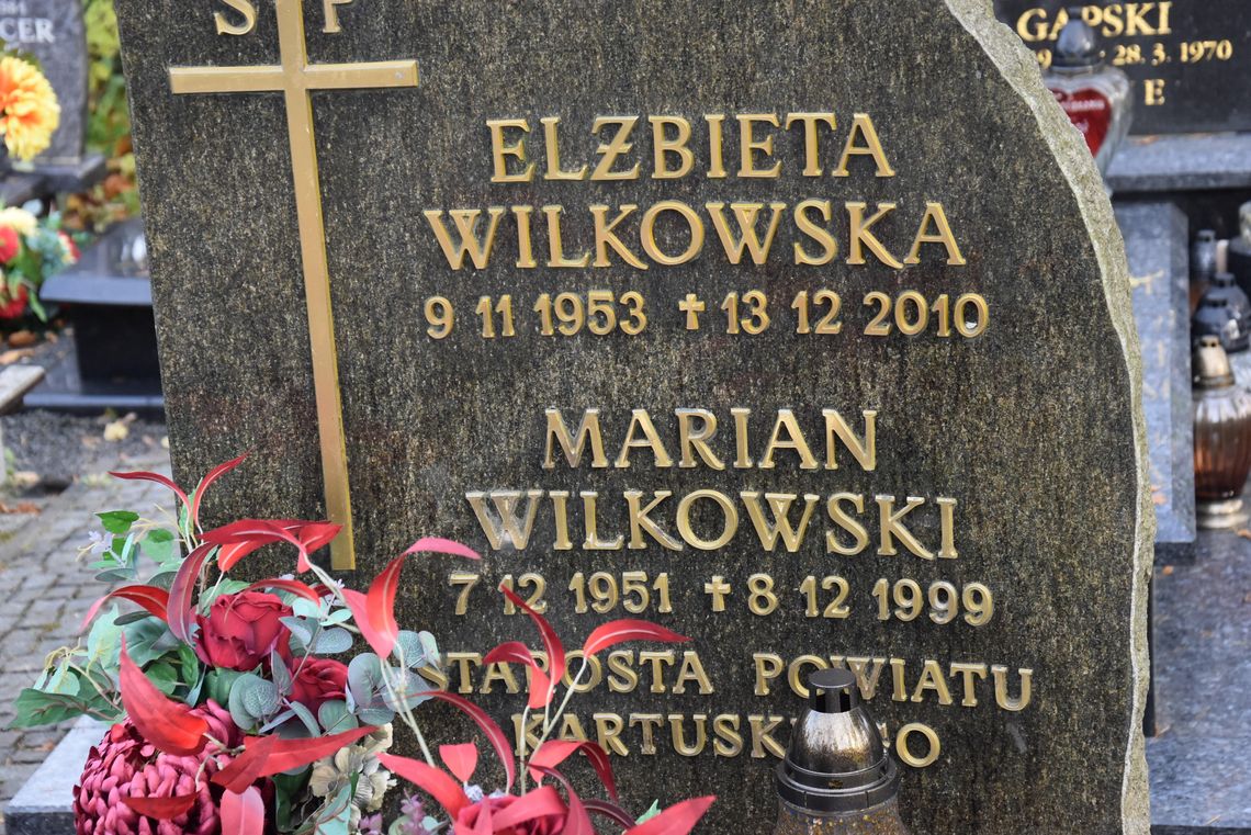 Pisarz, ksiądz, znany biznesmen. Kto spoczywa na cmentarzach w Kartuzach i Kiełpinie? grób Elżbiety Wilkowskiej i Mariana Wilkowskiego, starosty powiatu kartuskiego, cmentarz w Kartuzach 2026