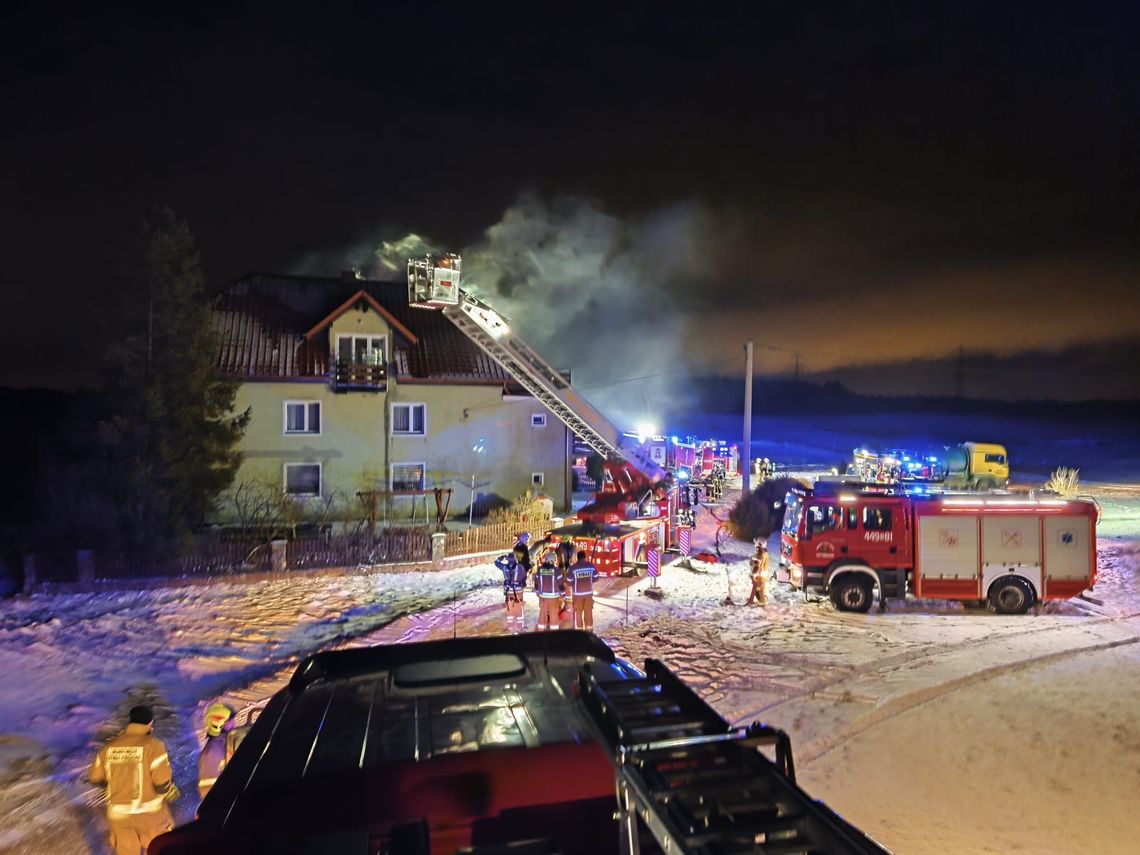 Płonął budynek wielorodzinny w Starkowej Hucie. W akcji 9 zastępów straży pożarnej Płonął budynek wielorodzinny w Starkowej Hucie. W akcji 9 zastępów straży pożarnej