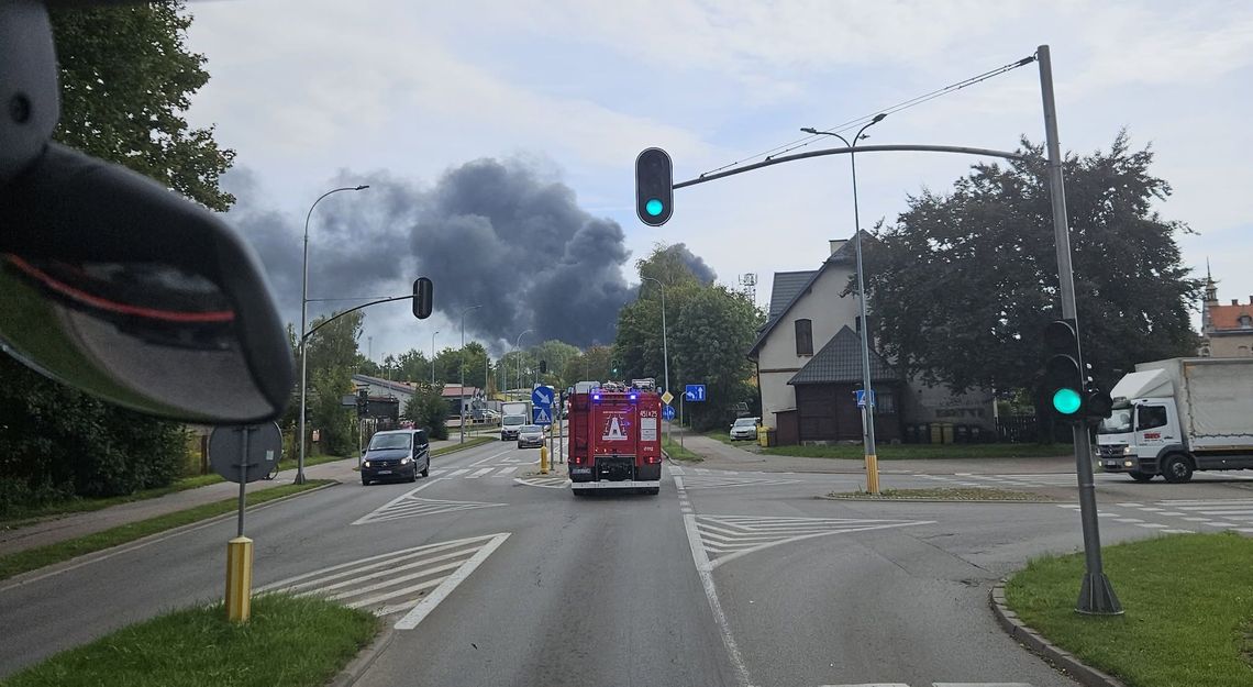 Kłęby dymu nad Kościerzyną. Ogień zniszczył magazyny pożar magazynu ze styropianem, Kościerzyna