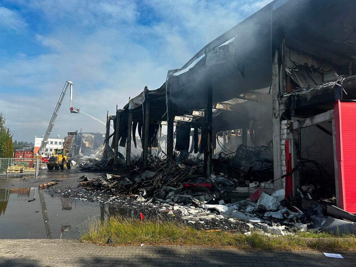 Po pożarze hali w Gdyni. Trwają dogaszanie pogorzeliska i prace rozbiórkowe Po pożarze hali w Gdyni. Trwają dogaszanie pogorzeliska i prace rozbiórkowe