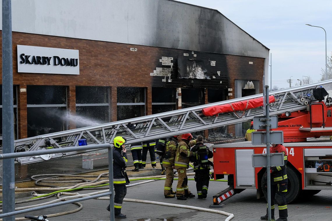 Po pożarze marketu w Czersku. Straty liczone w milionach złotych, śledztwo trwa