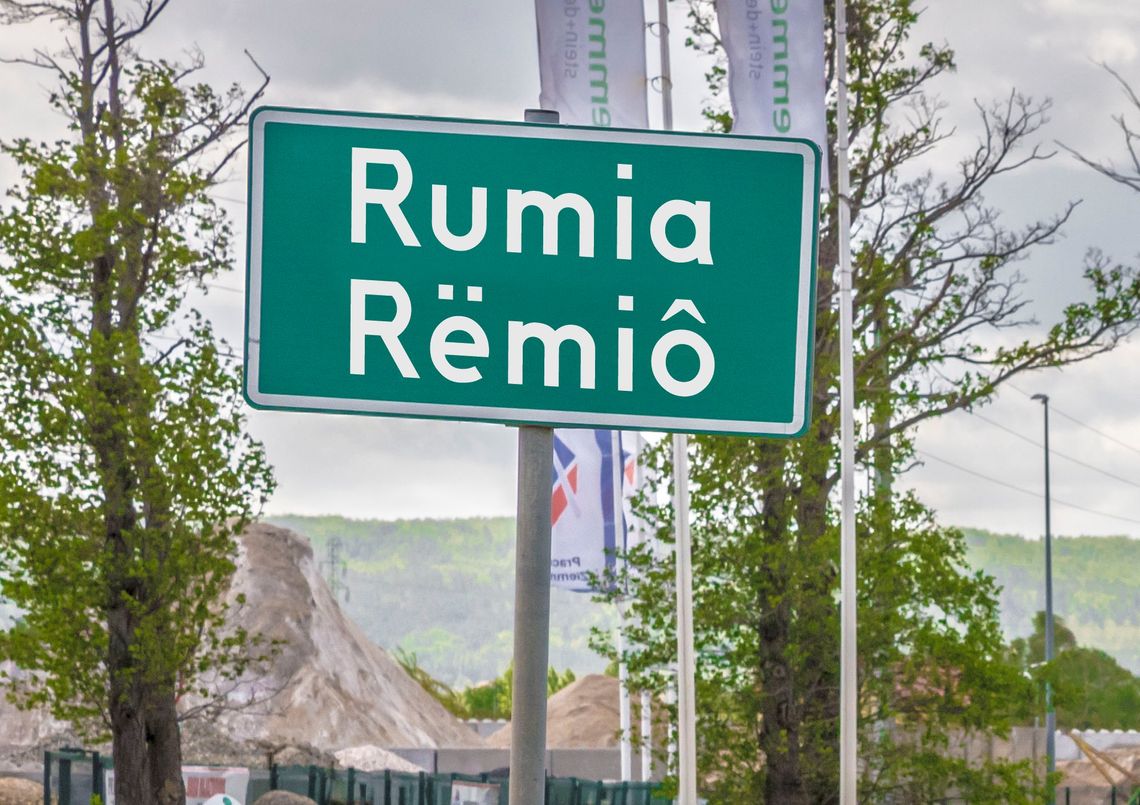 Wizualizacja tablicy z kaszubską nazwą miasta Rumia