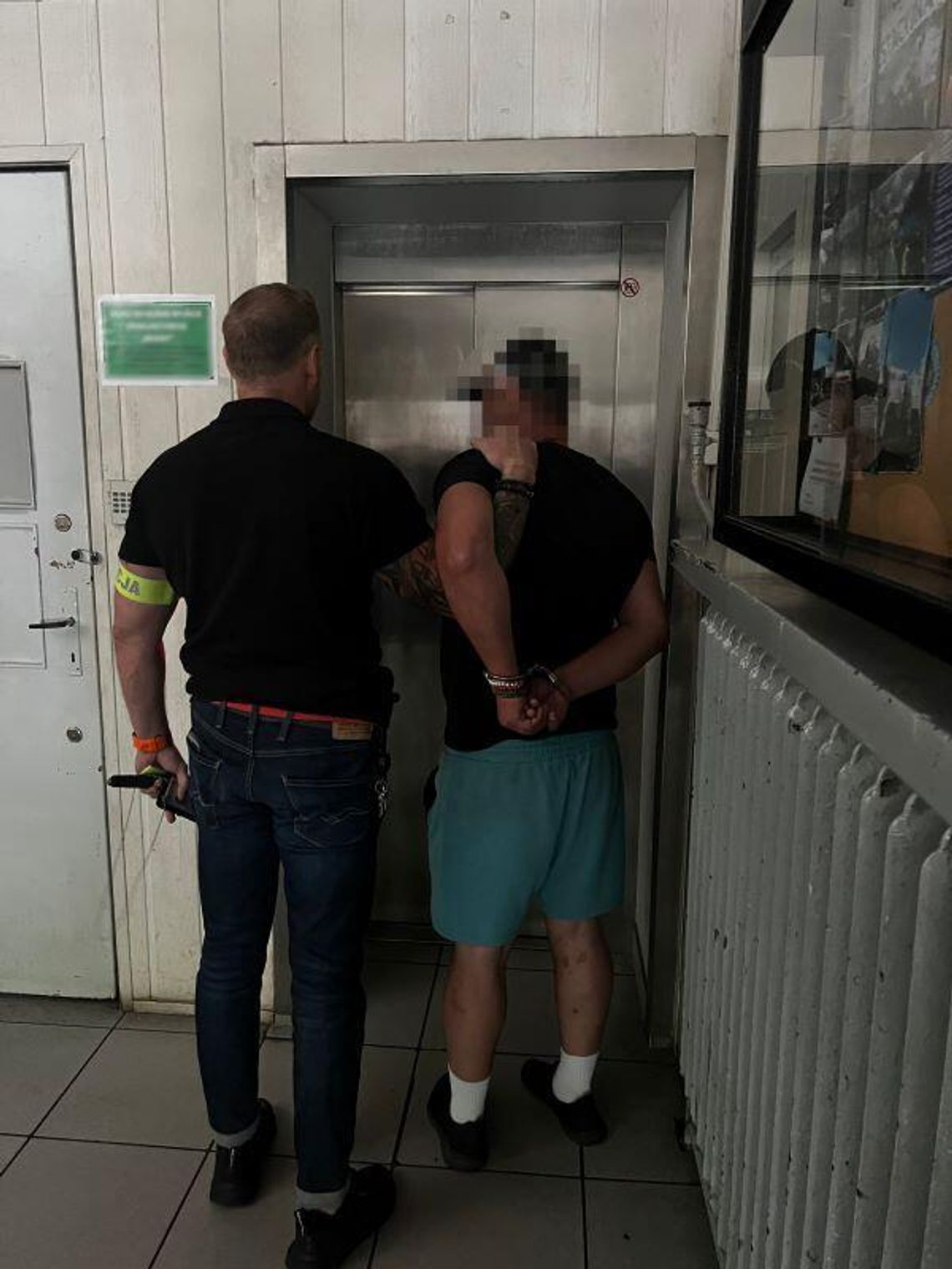 pobił, groził podpaleniem i usunął ukraińską flagę, mężczyzna usłyszał aż dziewięć zarzutów