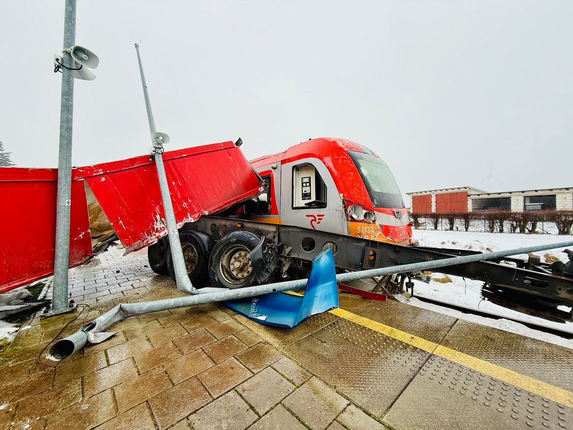Pociąg zderzył się z ciężarówką na przejeździe kolejowym w Widzinie! zderzenie ciężarówki i pociągu na przejeździe kolejowym w Widzinie