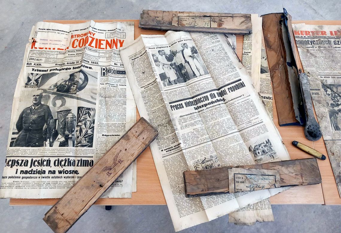 Pod dębowym parkietem w szkole medycznej w Chojnicach znaleźli gazety z 1932 roku