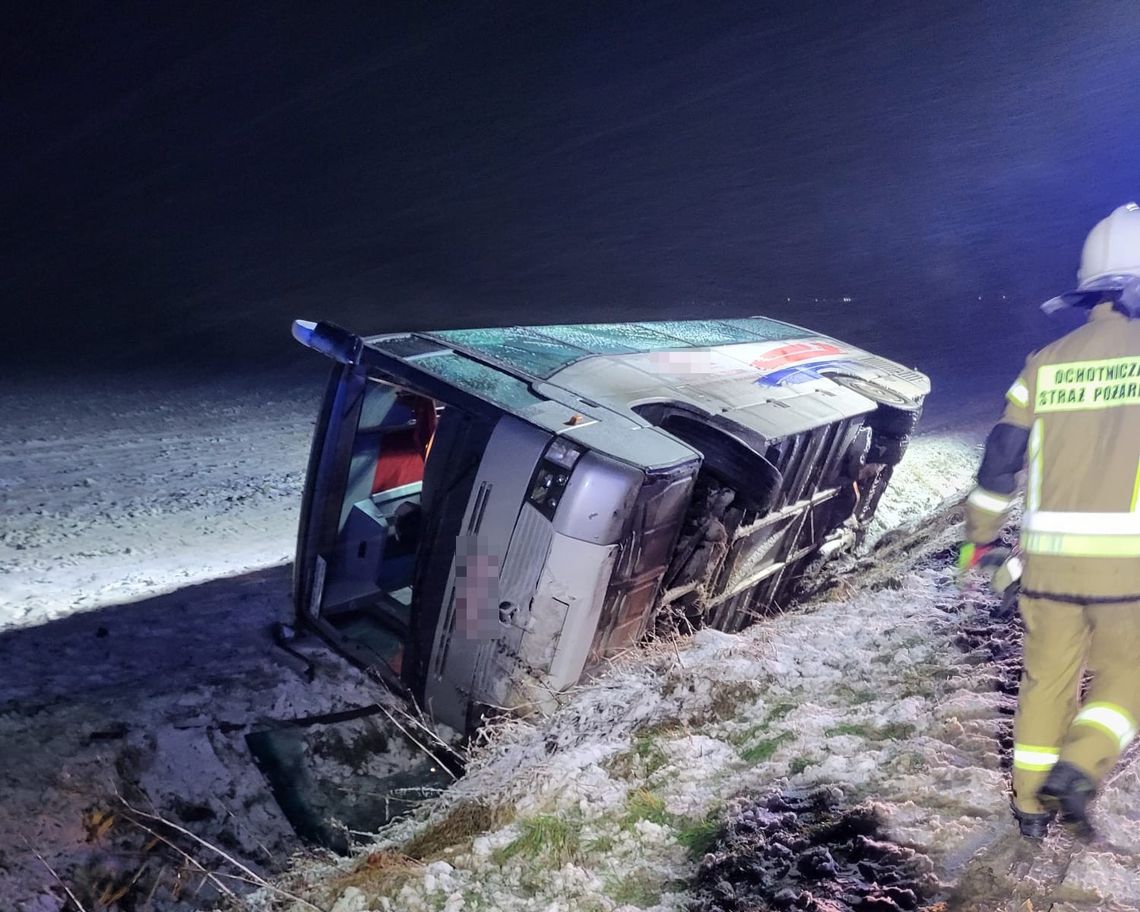 Pod Pelplinem autobus wpadł do rowu! W środku było siedmiu pasażerów Pod Pelplinem autobus wpadł do rowu! W środku było siedmiu pasażerów