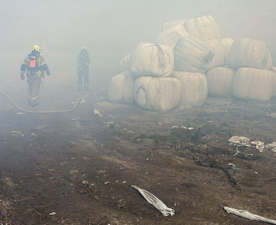 W gminie Krokowa palą się baloty słomy. Akcję gaśniczą utrudnia porywisty wiatr