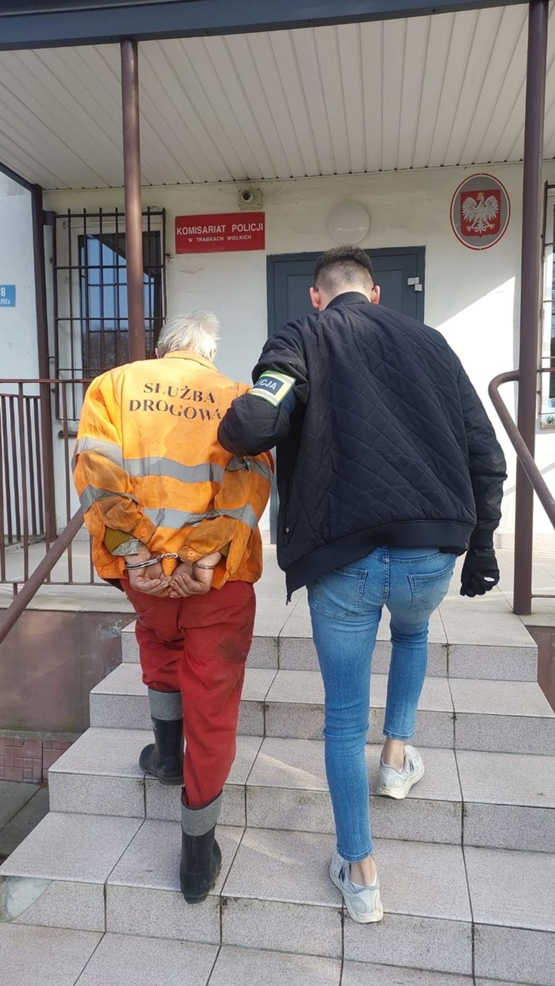 Podczas awantury domowej w Trąbkach Wielkich, ojciec i syn grozili policjantom