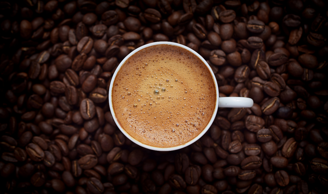 Podrabiana kawa zalewa polskie sklepy. Oszuści mieszają soję z ziarnami, eksperci ostrzegają Podrabiana kawa zalewa polskie sklepy. Eksperci ostrzegają