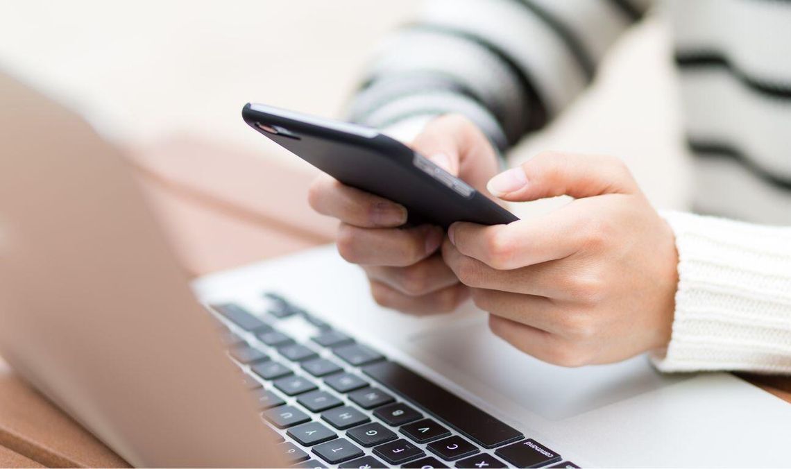 Podszywają się pod CBŚP i straszą „monitorowaniem”. Uważaj na takie wiadomości! smartfon, SMS, zdjęcie ilustracyjne