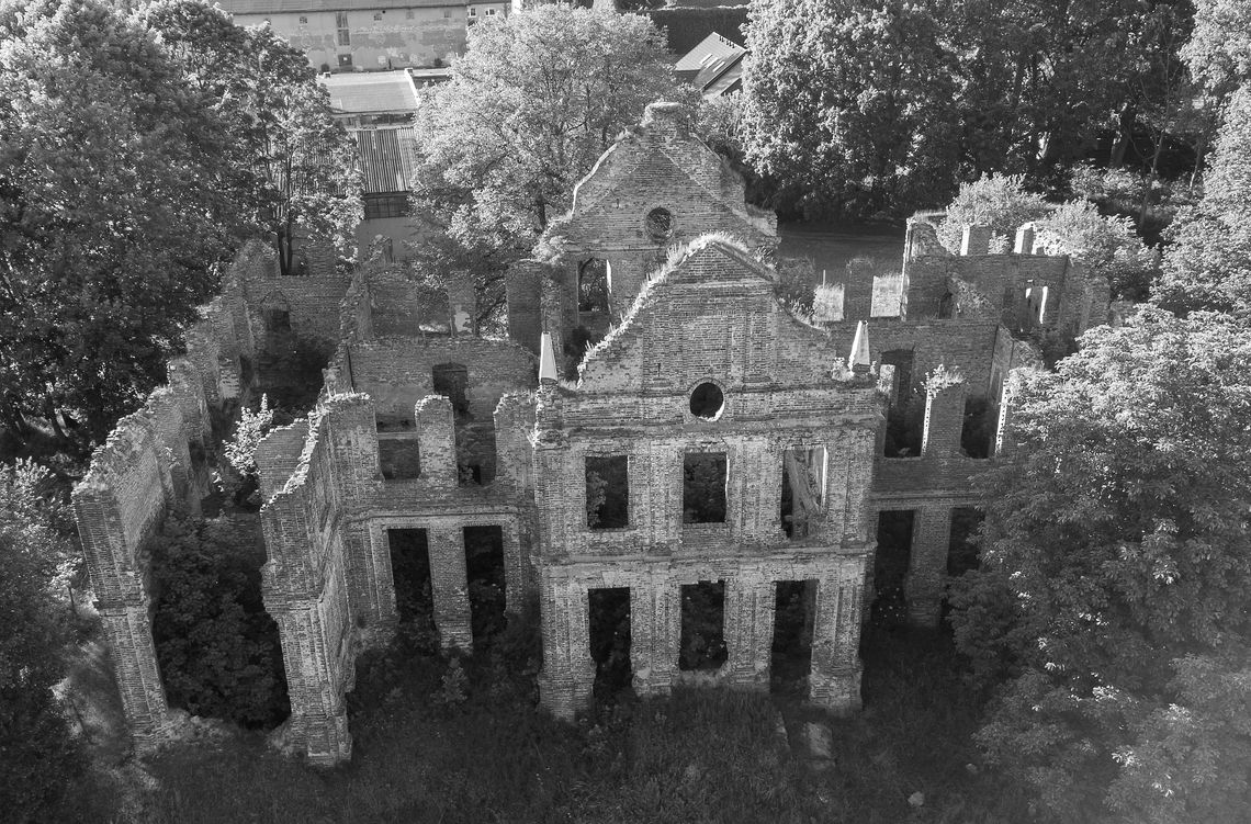 Zapomniane dwory Pomorza. „Podwory” to poruszający album o ruinach z duszą