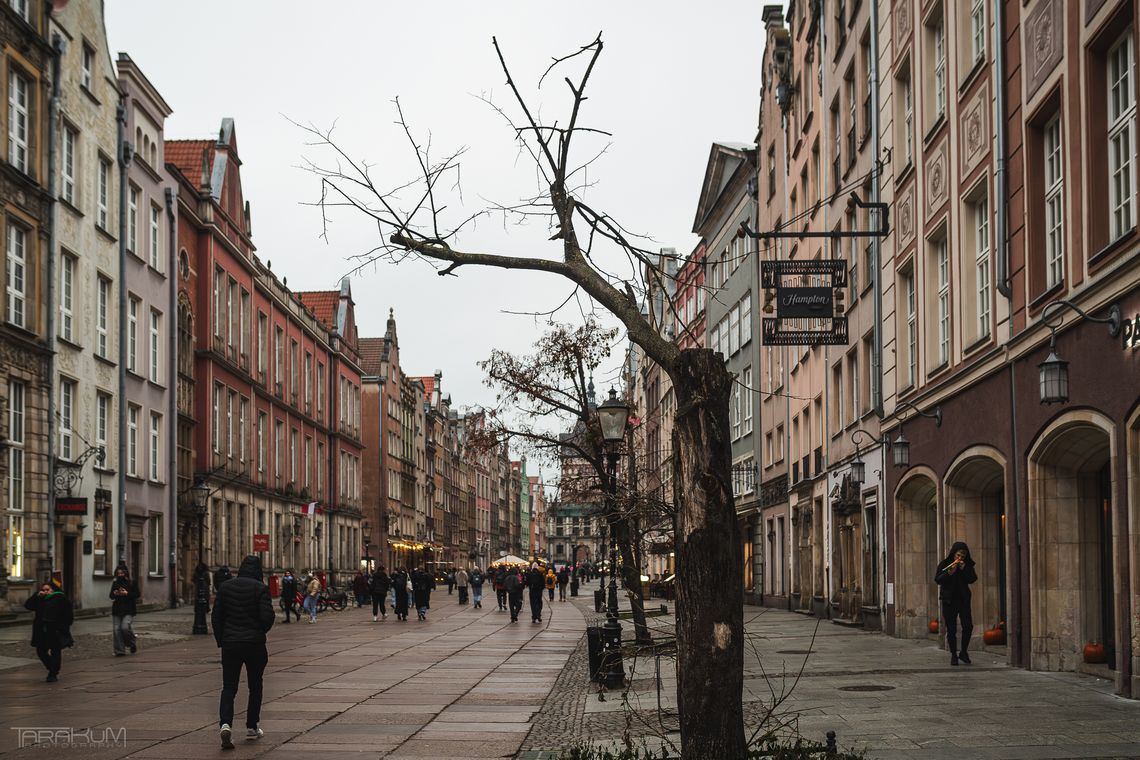 Pogoda na weekend na Pomorzu. Będzie deszczowo, ale niedziela przyniesie przełom ulica Długa, jesień, Gdańsk