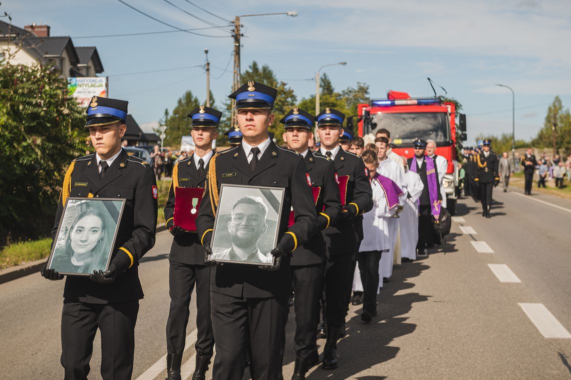 Pogrzeb strażaków z Żukowa. Karolinę i Łukasza żegnały tłumy