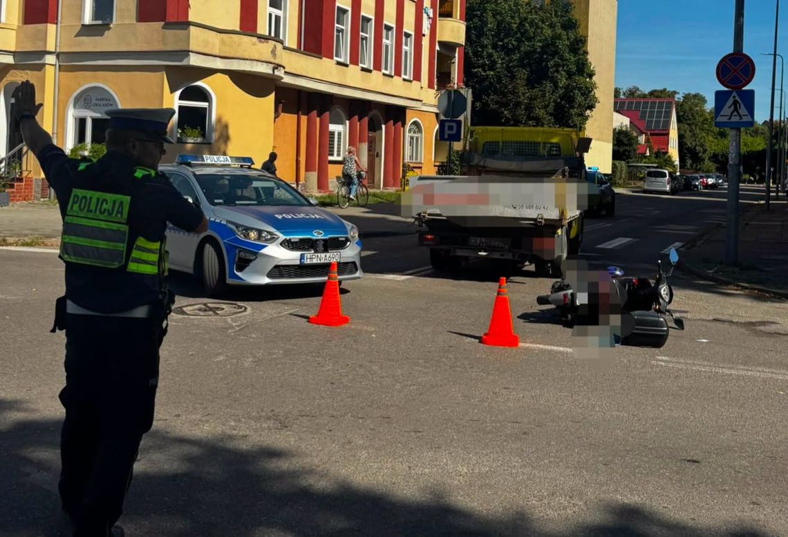 Ciężarówka zderzyła się z motorowerem w Lęborku. Są utrudnienia w ruchu Ciężarówka zderzyła się z motorowerem w Lęborku. Są utrudnienia w ruchu