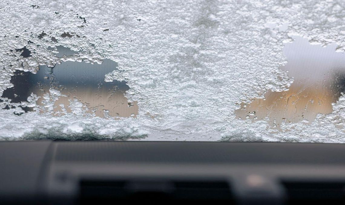 Pojechał z lodem na szybach i otwartymi drzwiami. W aucie były dzieci! nieodśnieżona szyba, samochód, zdjęcie ilustracyjne