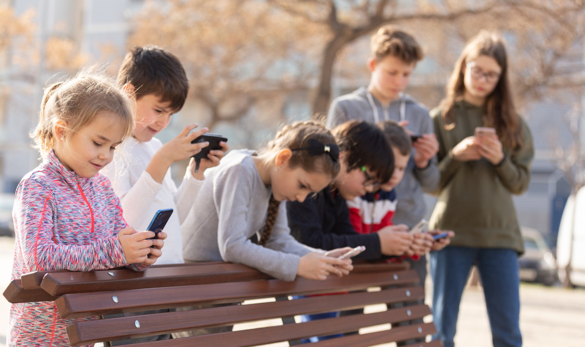 Szkoła odzyskuje dzieci spod władzy telefonów! Od 1 września duże zmiany