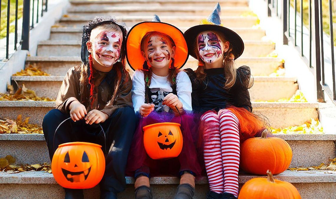 Polacy coraz chętniej obchodzą Halloween. Sklepy pełne dyń, kostiumów i słodyczy