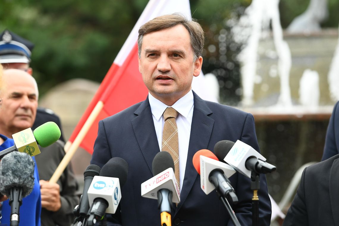 Polacy o azylu i ewentualnemu ułaskawieniu Zbigniewa Ziobry. Jest sondaż Polacy o azylu i ewentualnemu ułaskawieniu Zbigniewa Ziobry. Jest sondaż