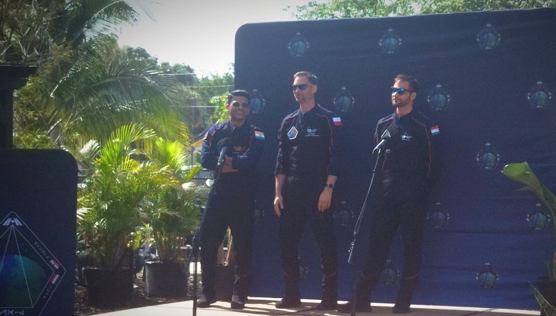 Lot Polaka w kosmos przełożony! Poleci w środę, a nie we wtorek kosmonauci w Kennedy Space Center na Florydzie podczas przygotowań do startu misji Axiom-4, w środku dr Sławosz Uznański-Wiśniewski