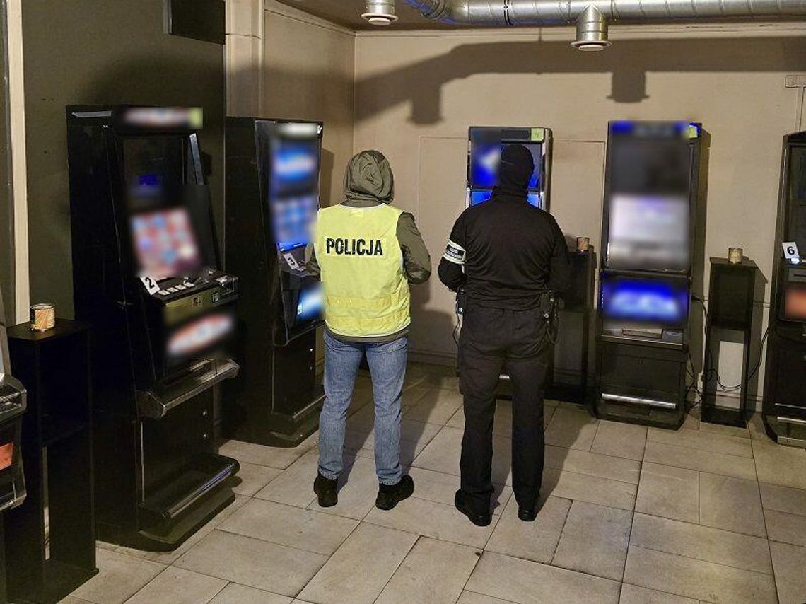 Policja i KAS zlikwidowały nielegalne salony gier. Zabezpieczono 11 automatów i gotówkę Policja i KAS zlikwidowały nielegalne salony gier. 11 automatów i gotówka