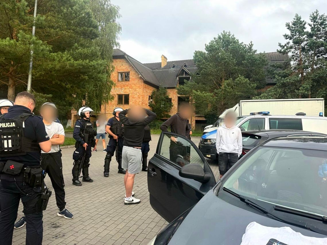 Policja zapobiegła bijatyce kiboli na Pomorzu. Uciekli w las i... rzucali kłody pod nogi