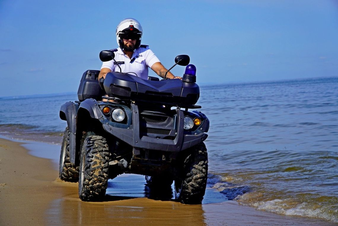 Policjanci na quadach mogą dojechać w każdy zakątek plaży i lasu na Mierzei Wiślanej