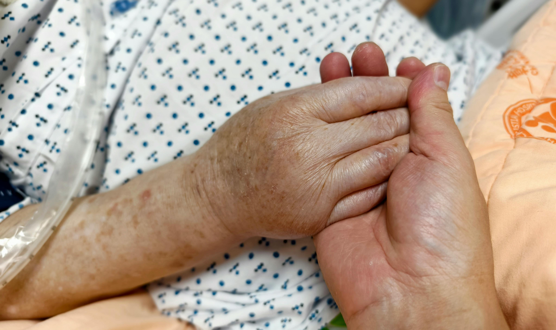 Policjanci uratowali życie 85-latce ze Stawisk. Ruszyli po śladach zostawionych w śniegu