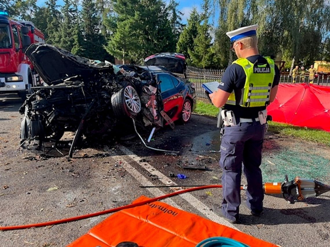 Policjanci ustalają przyczyny wypadku w Koźlinach. Zginęła w nim 45-letnia kobieta wypadek