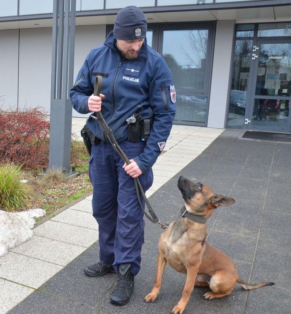 policjant, który uratował 91-latkę z płonącego domu w Gdańsku
