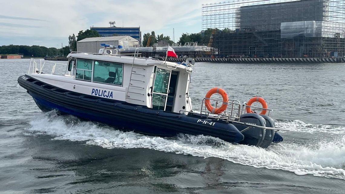 Policjanci z komisariatu wodnego w akcji, ratowali żeglarzy na zatoce