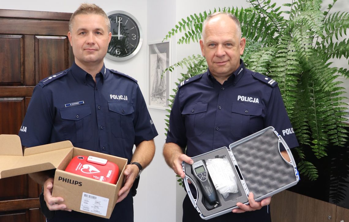 Policjanci ze Stegny dostali defibrylator AED. Sprzęt przekazał samorząd gminy