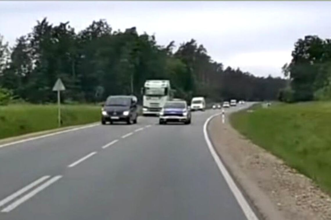 Policjant w radiowozie drogowym... piratem. Dostał mandat i punkty karne radiowóz