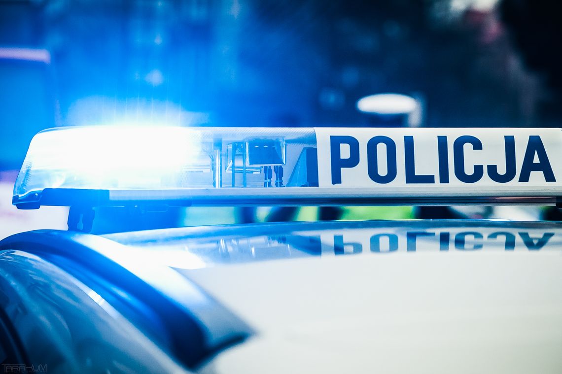 Policyjna obława w Gdyni. Kobieta uciekała przed kontrolą i staranowała radiowóz Policyjna obława w Gdyni. Kobieta uciekała przed kontrolą i staranowała radiowóz