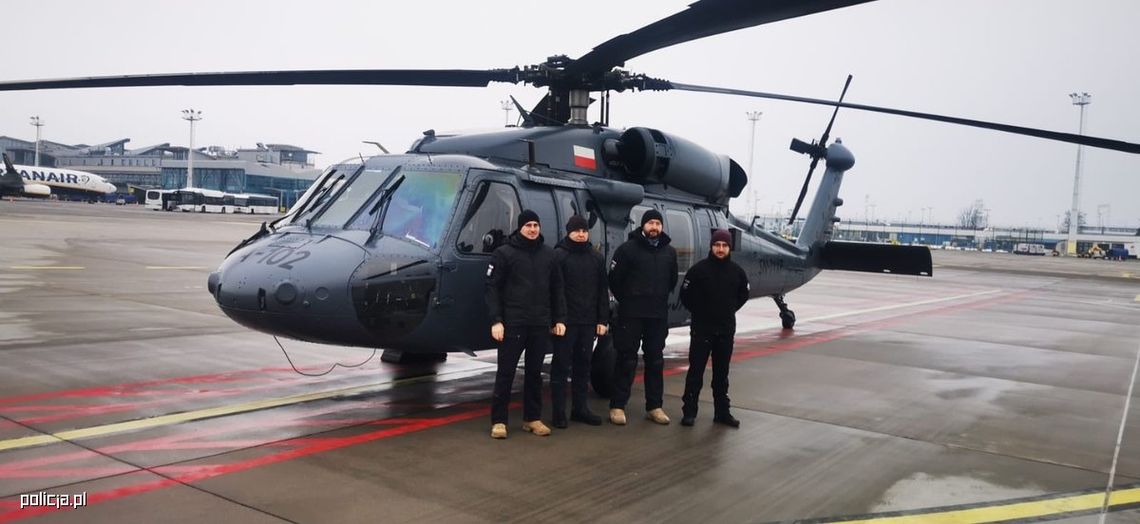 Policyjny Black Hawk dostarczył do Gdańska serce dla pacjenta w UCK