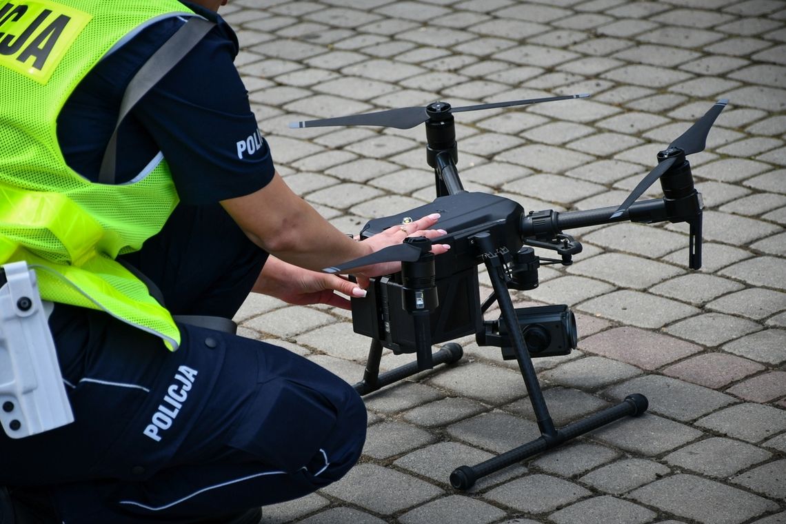 Policyjny dron nad A1. Dwóch kierowców ciężarówek stanie przed sądem