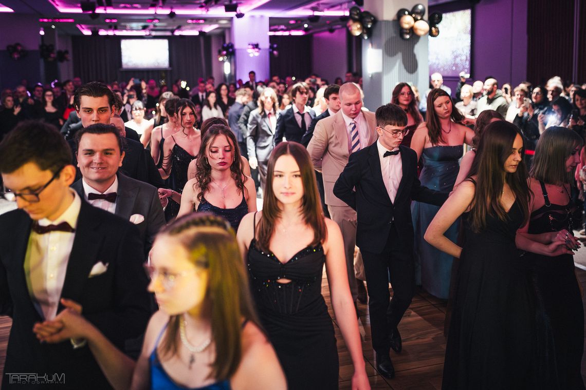 Polonez, czerwona podwiązka i inne przesądy. Zwyczaje, bez których nie ma studniówki