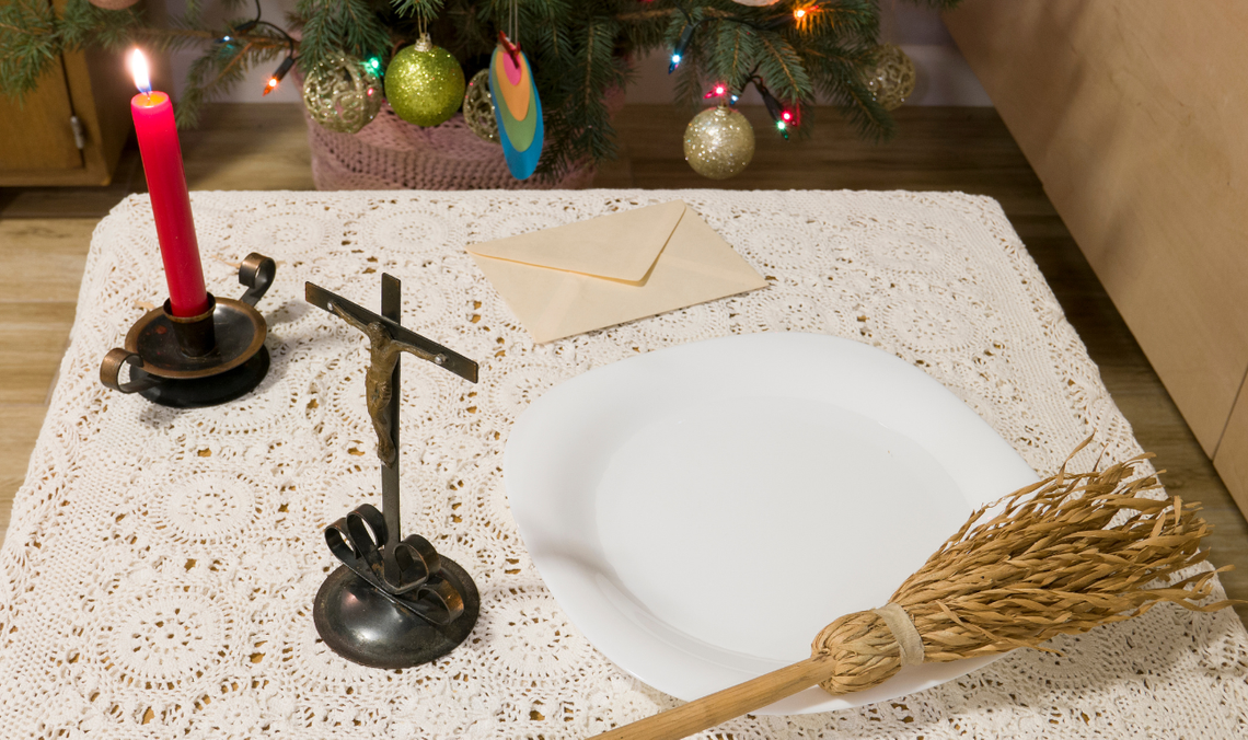 Połowa Polaków przyjmie księdza. Ale cześć deklaruje, że nie da w kopercie ani złotówki