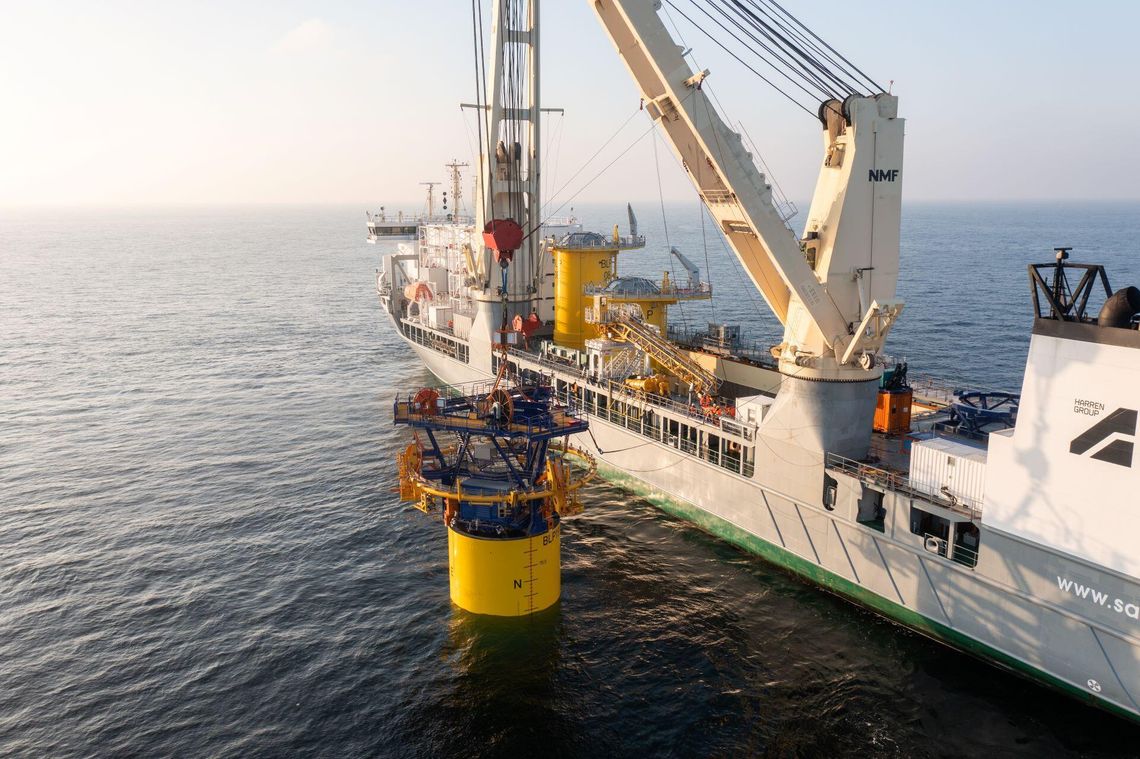 Polska morska farma wiatrowa rośnie w oczach. Prąd popłynie jeszcze w tym roku! montaż transition pieces, Baltic Power