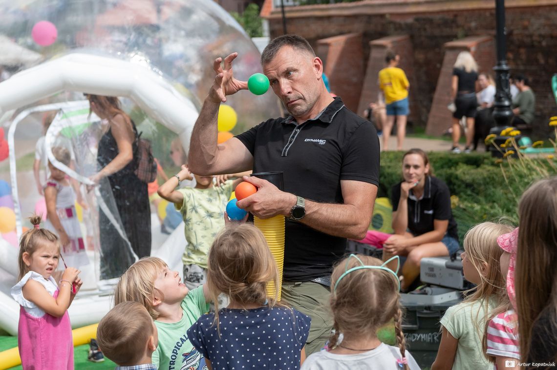 Pomaganie przez zabawę! Dzień z Fundacją Hospicyjną na Jarmarku św. Dominika