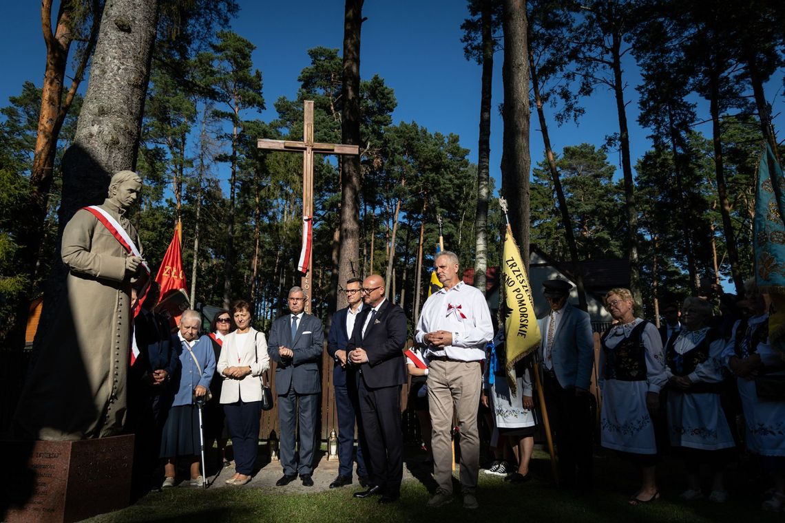 W Dębkach na 40. rocznicę męczeńskiej śmierci ks. Jerzego Popiełuszki stanął jego pomnik