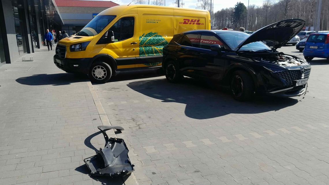 Pod Ustką 71-latek pomylił gaz z hamulcem. Uszkodził sześć samochodów na parkingu uszkodzone samochody na parkingu przed centrum handlowym pod Ustką